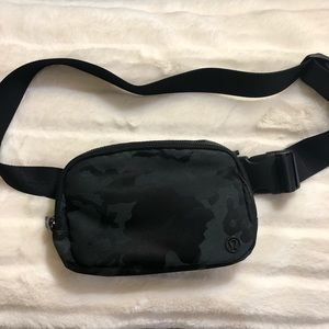 Lululemon green camo belt bag